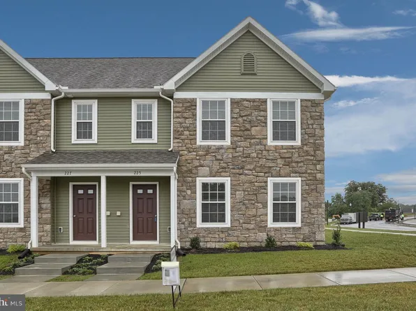 225 Springwood Dr, Lebanon, PA 17042