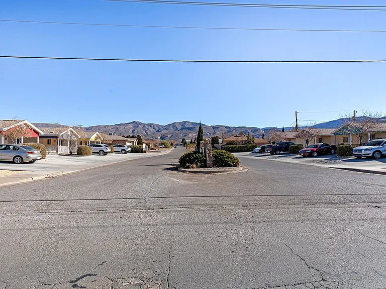 800 Sherwood Dr — Photo 2