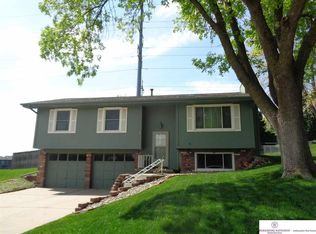 9014 Florence Dr, Bellevue, NE 68147