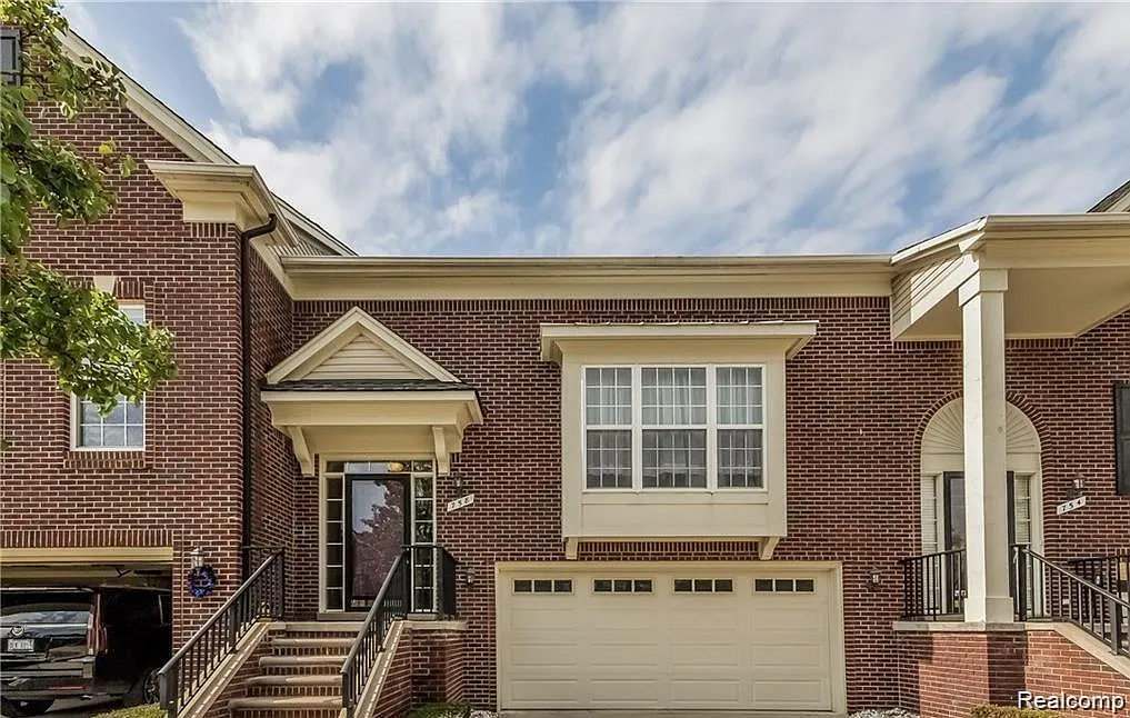 3 bed, 3.5 bath, 2520 sqft, $2,700 — Photo 2