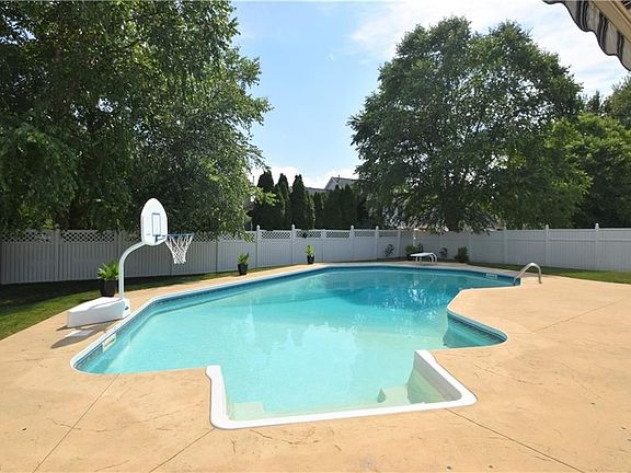 3rd image of 417 Pemberton Dr