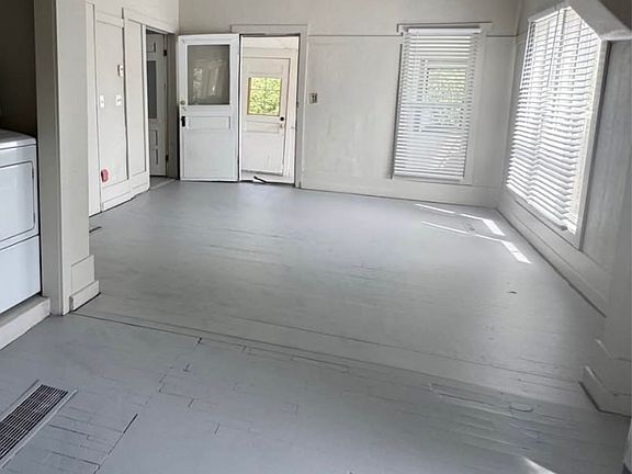3rd image of 104 E Eisenhower Blvd