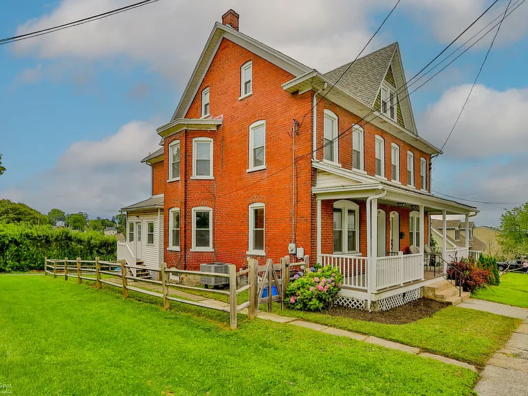 421 Union St — Photo 37