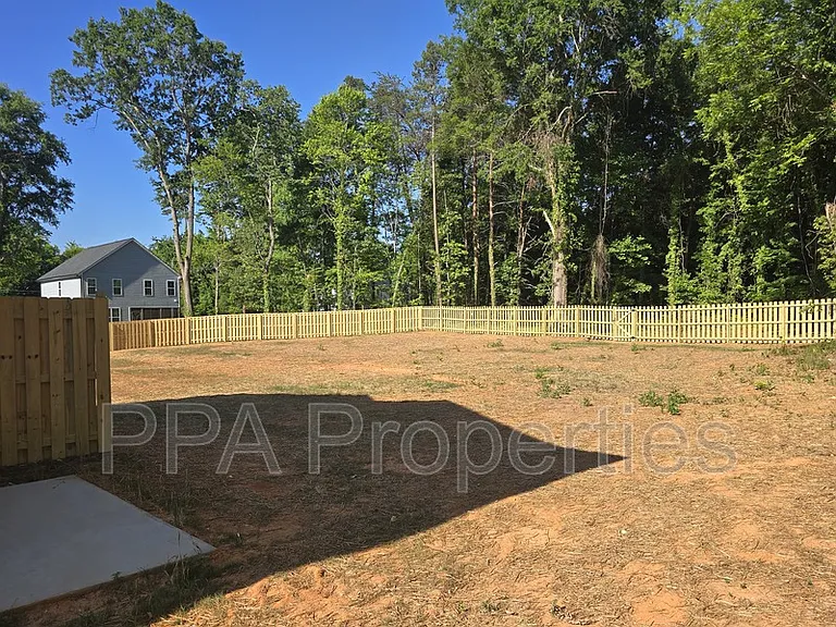 402 Giles St — Photo 34