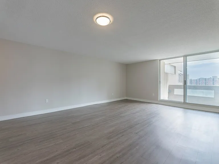 3575 Kaneff Cres — Photo 19