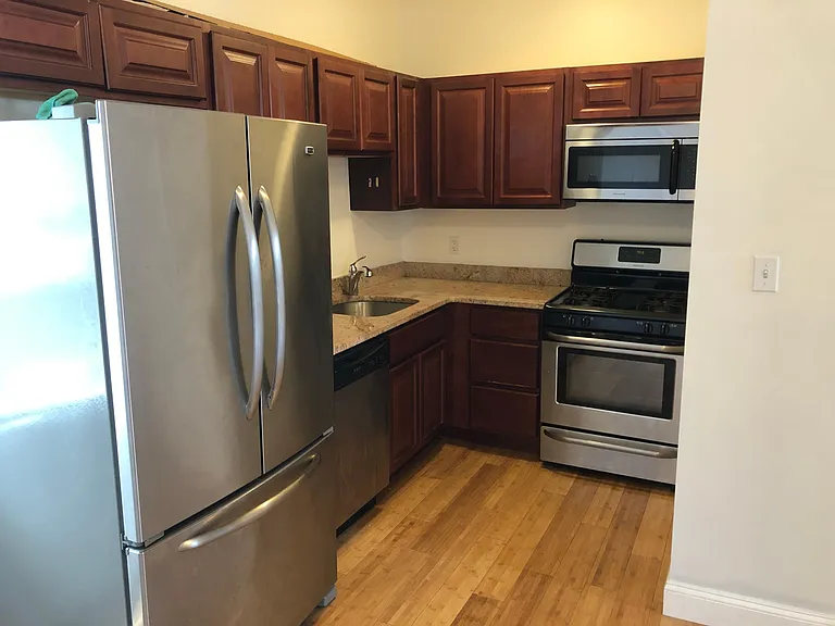328 Williams St #1R — Photo 2