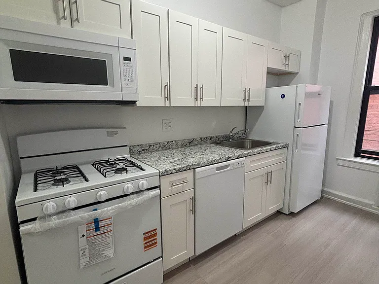 860 W 181st St #47A — Photo 4