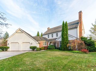 115 W Honeysuckle Rd, Lake Forest, IL 60045