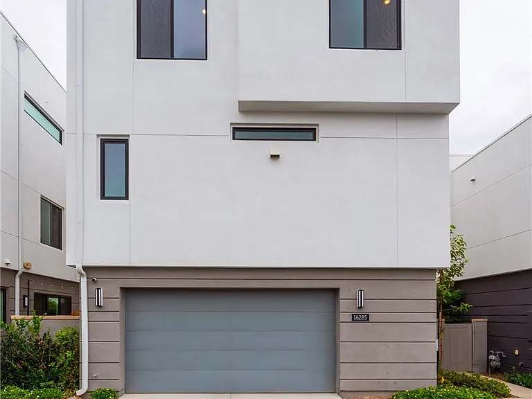 16285 Veterans Way — Photo 35