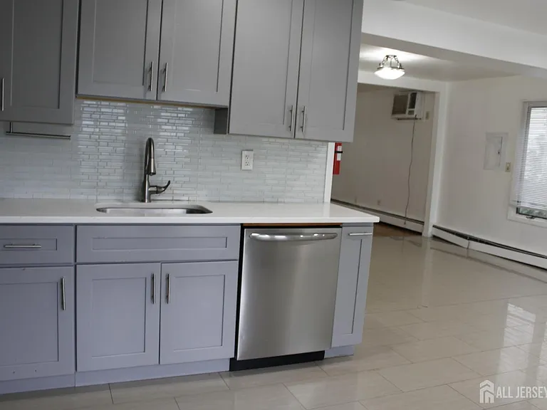 82 Washington Ave — Photo 10