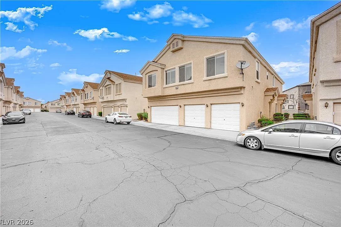 2 bed, 2.0 bath, 1069 sqft, $1,595 — Photo 2