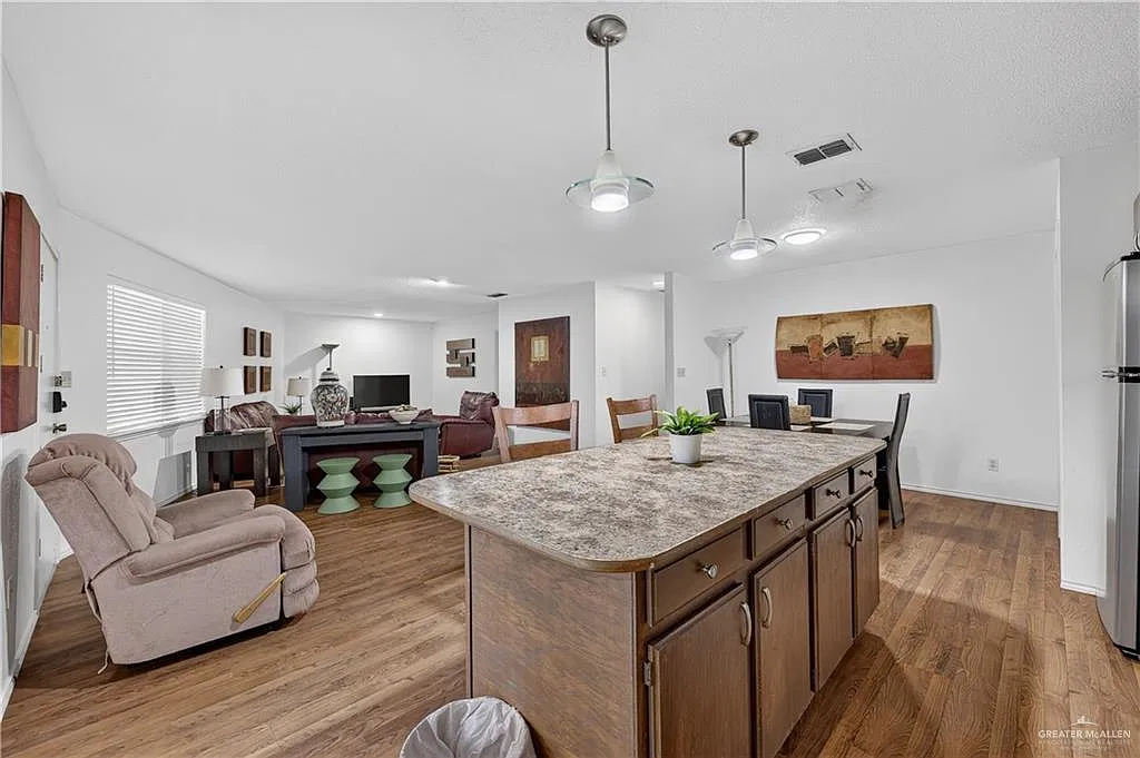 2 bed, 2.0 bath, 1237 sqft, $1,400 — Photo 4