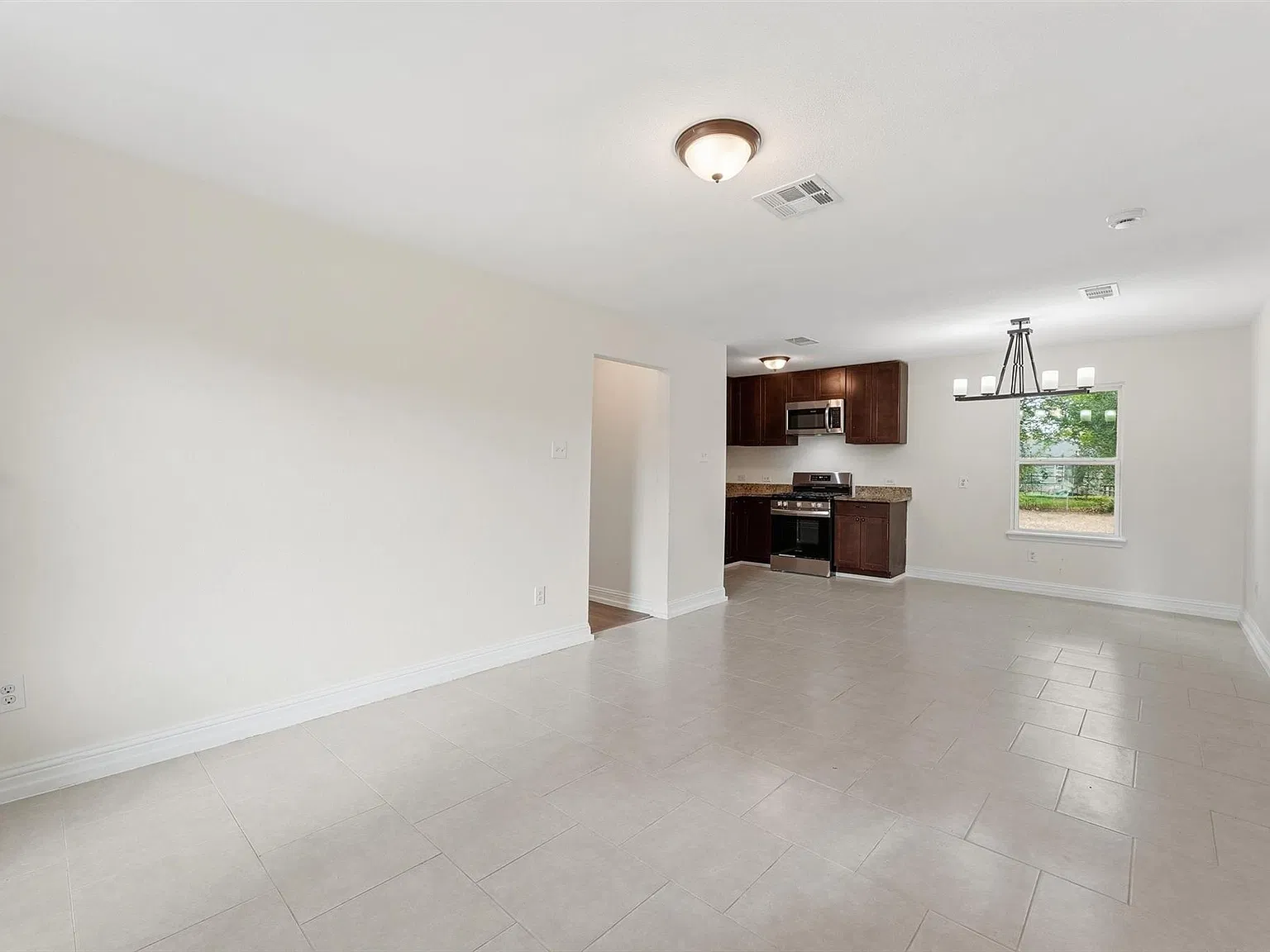 4 bed, 1.0 bath, 1196 sqft, $1,700 — Photo 4