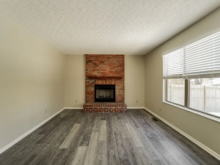 2719 Raphael Dr — Photo 6