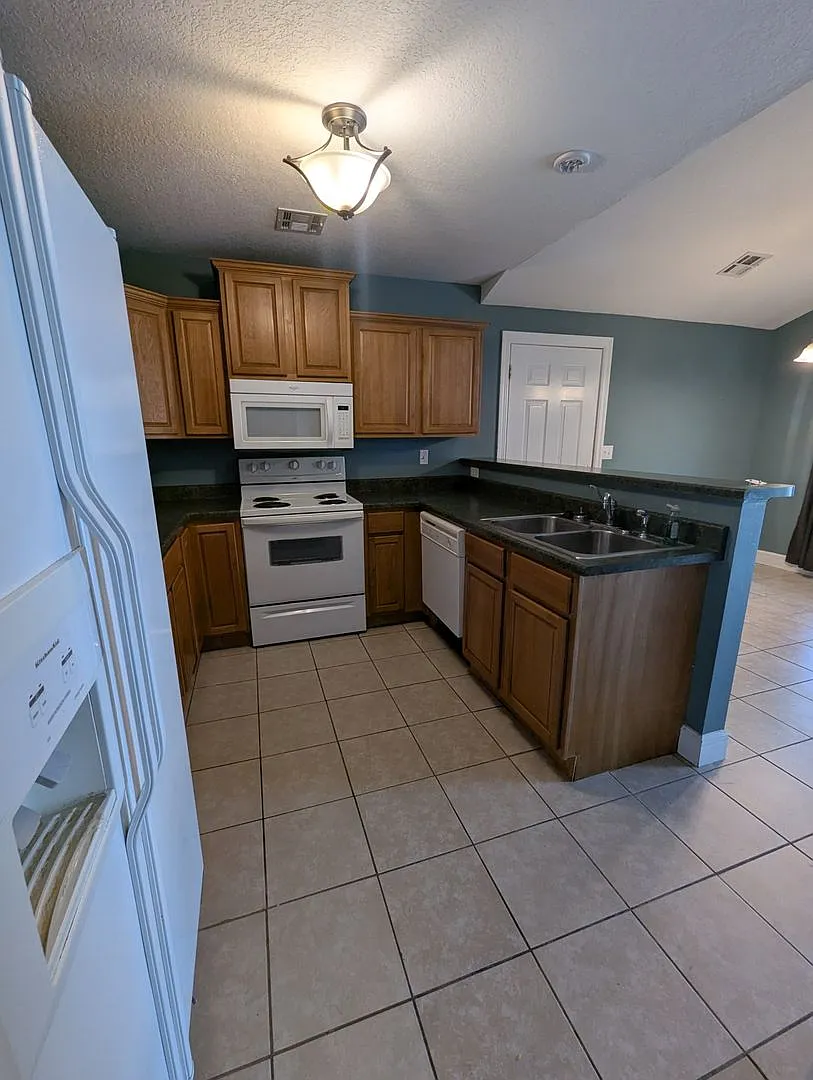 For Rent Gorgeous 3 Bed, 2 Bath Home In Webb City! Pets Welcome! — Photo 4