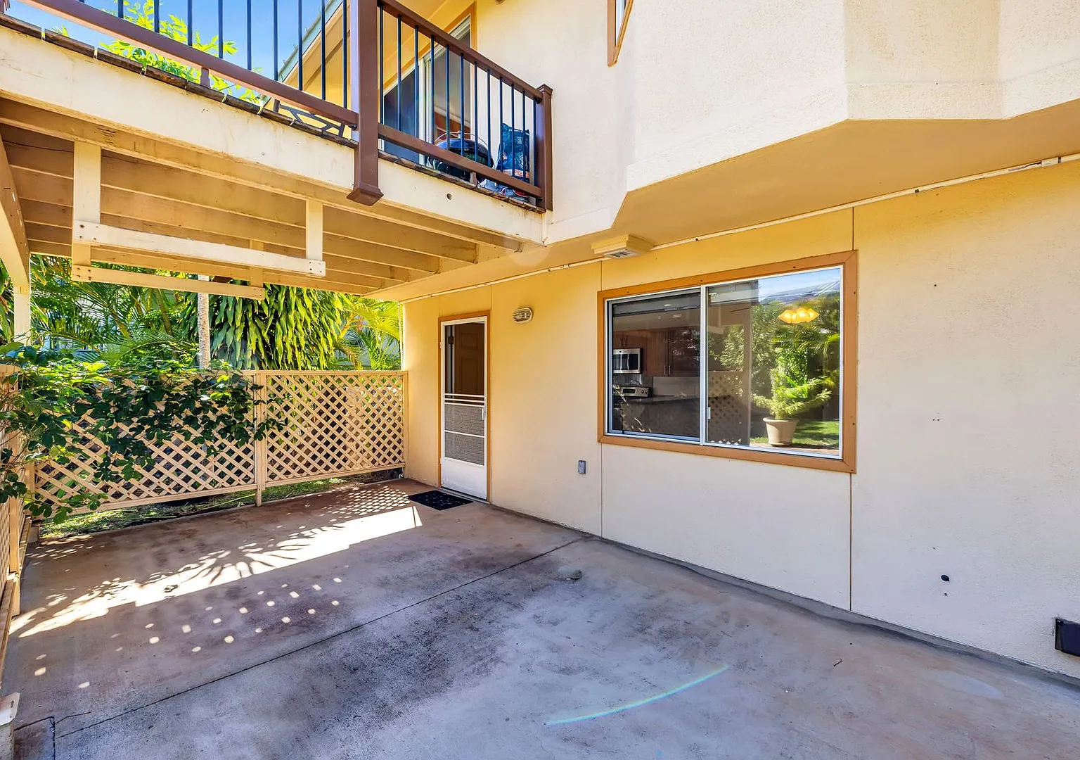 Single-family home with upstairs & downstairs rentals — Photo 4