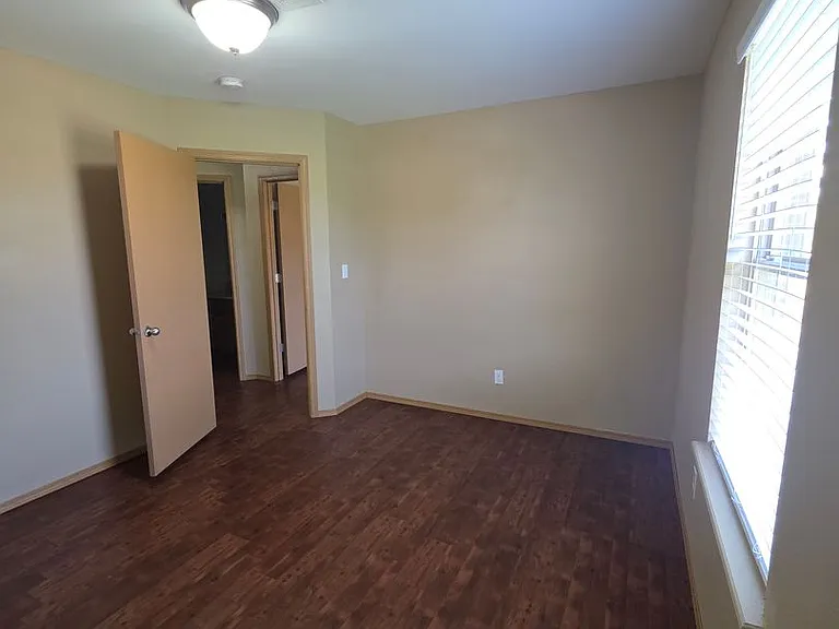 824 W 13th St — Photo 11
