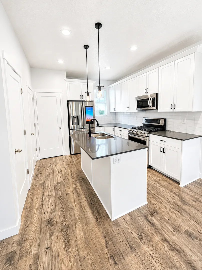 Beautiful 3-Story, 2-Bedroom Condo in Daybreak! — Photo 3