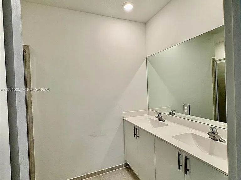 1020 SE 26th Ter — Photo 12