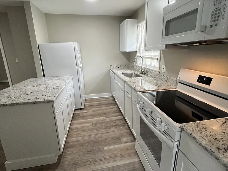 504 Robinson St — Photo 3