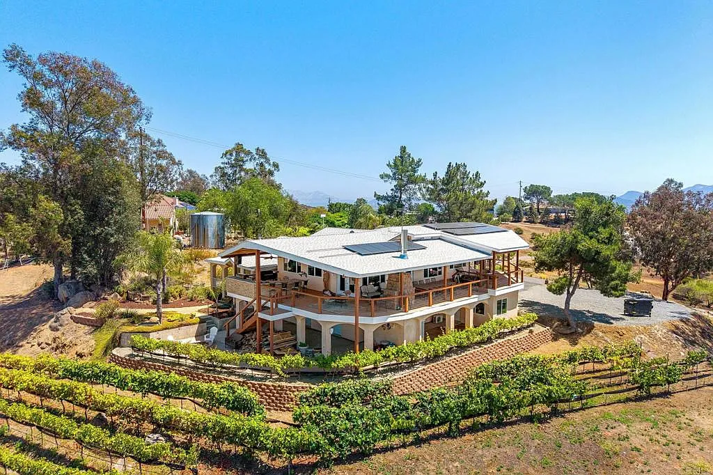 5 bed, 2700 sqft, $5,700 — Photo 3