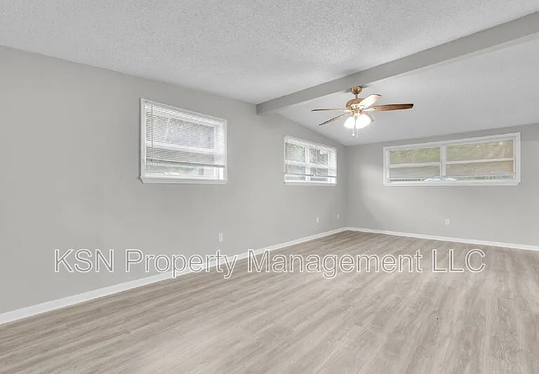 117 Windsor Rd — Photo 24