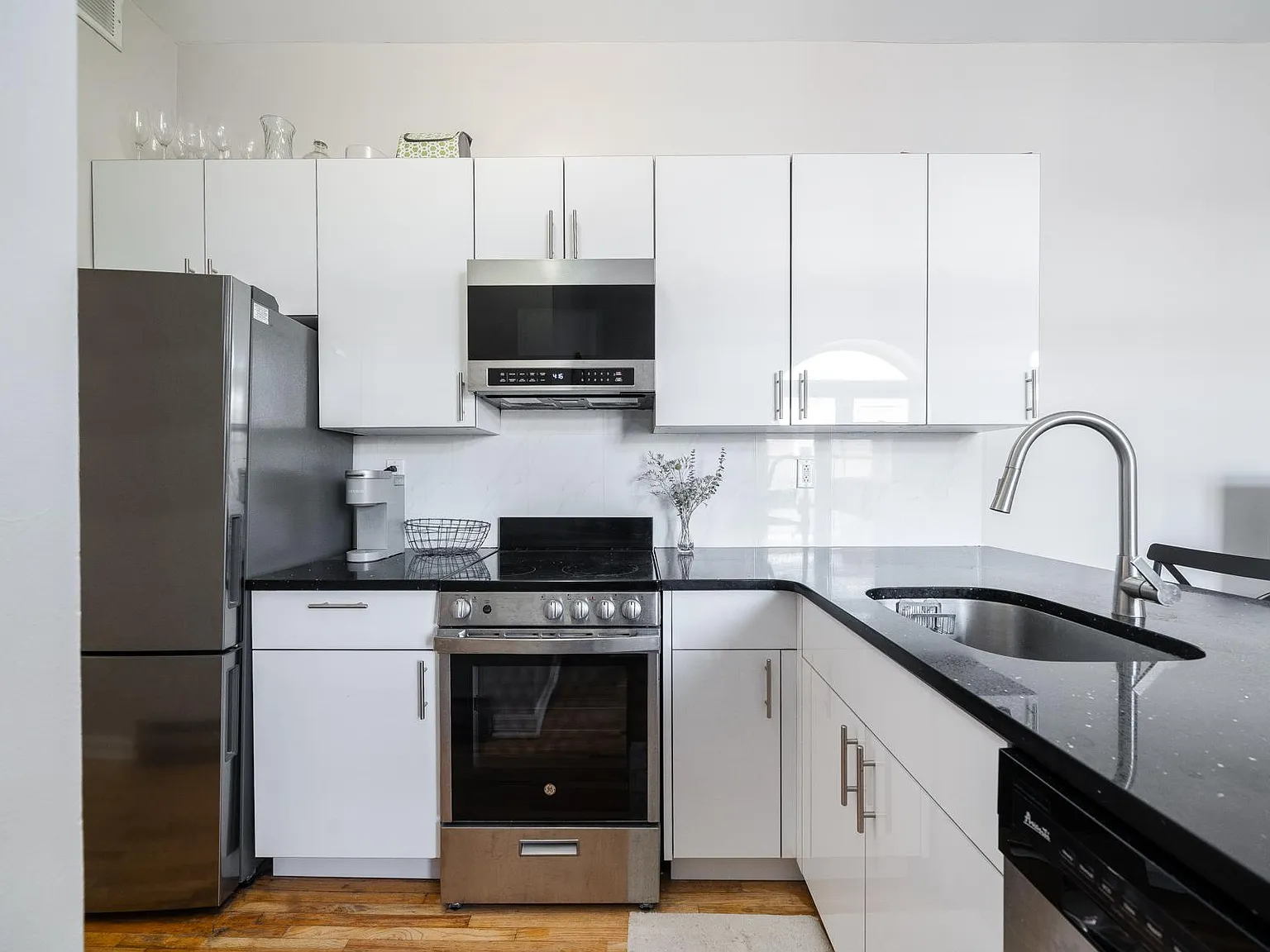 2 bed, $3,000 — Photo 1