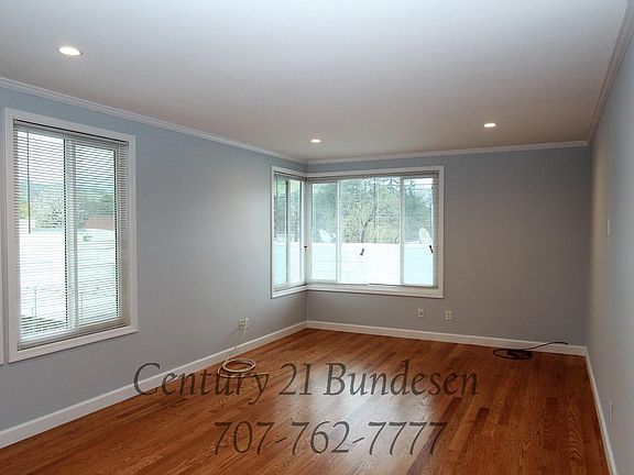 4th image of 106 E 1st St