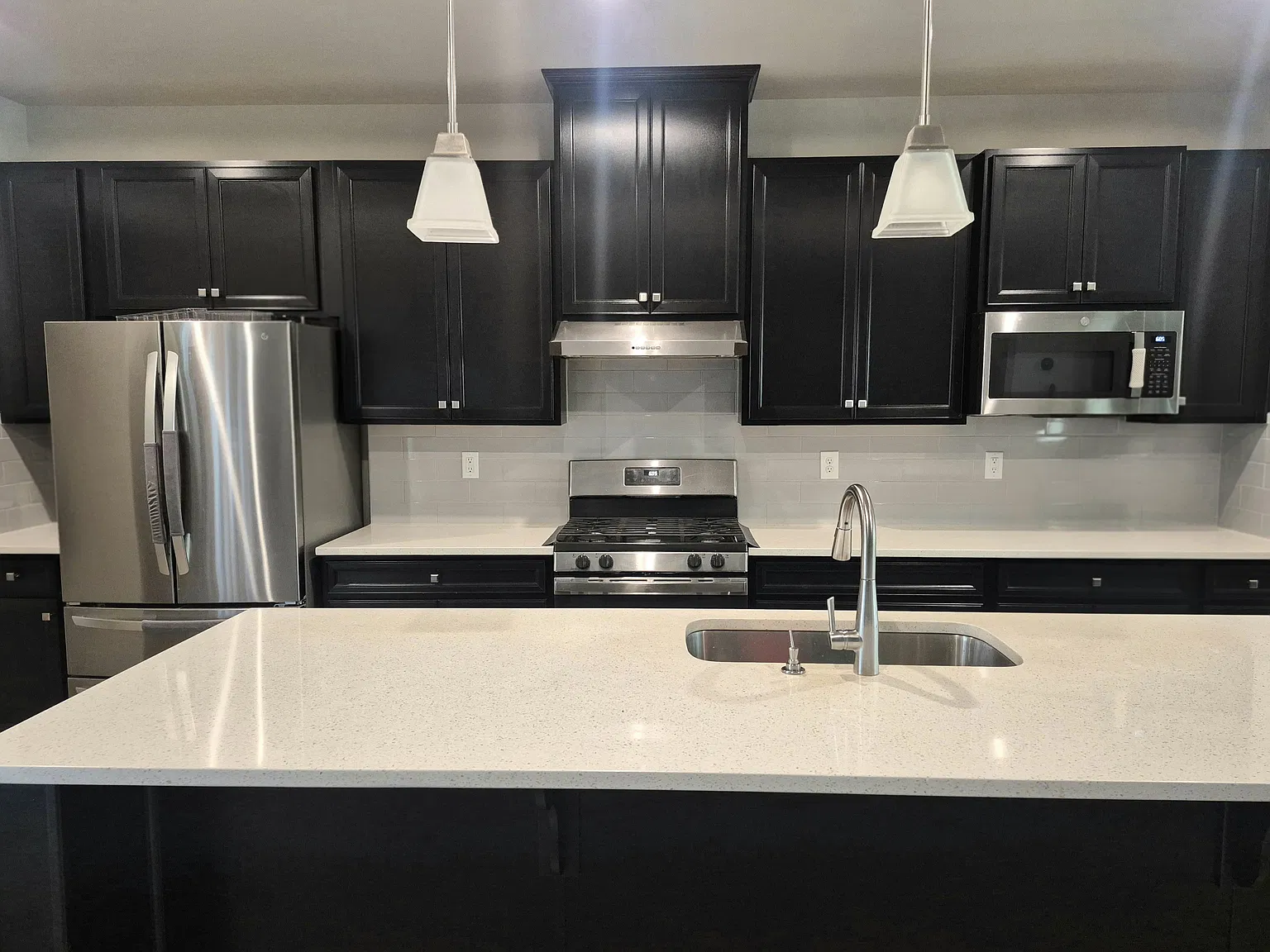4 bed, 3.5 bath, 2202 sqft, $2,430 — Photo 1