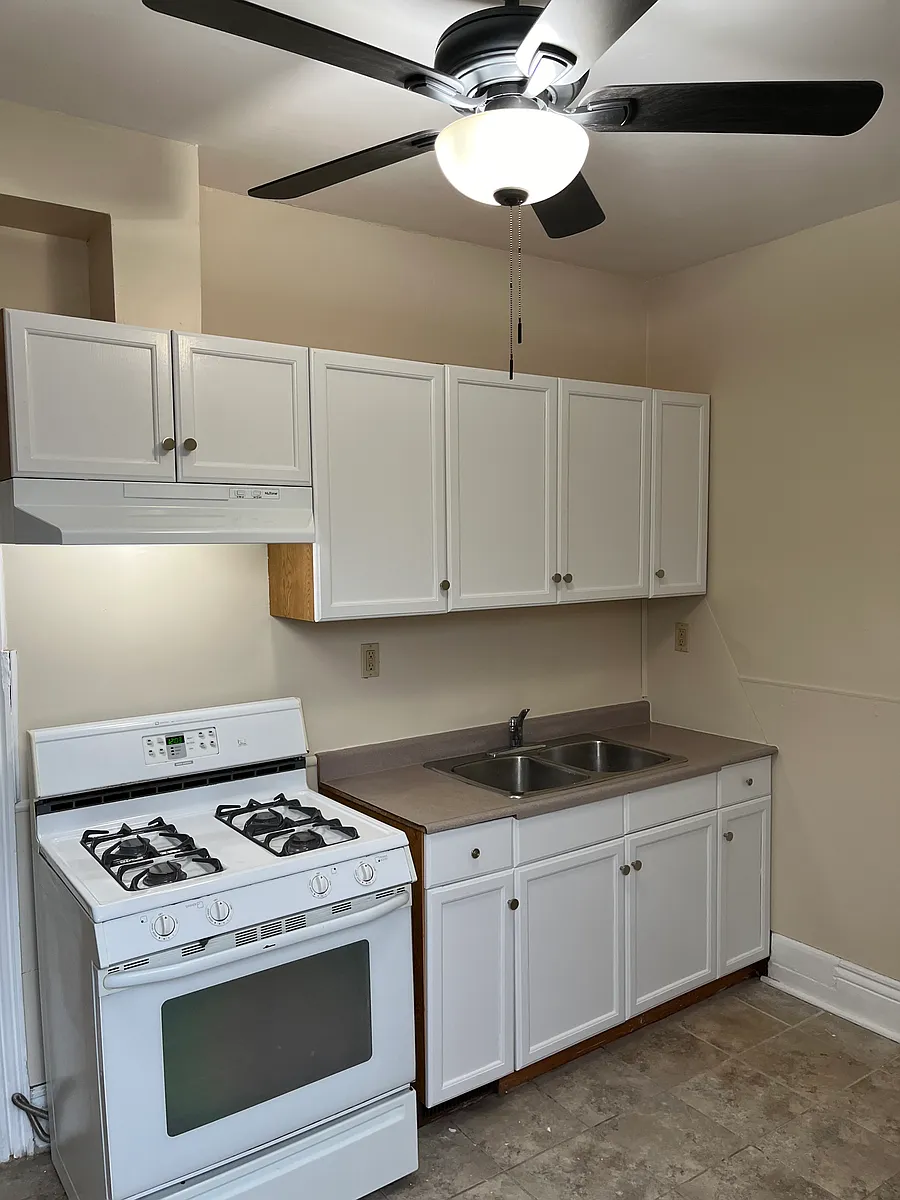 Building Photo - 155 Wellington St S #2