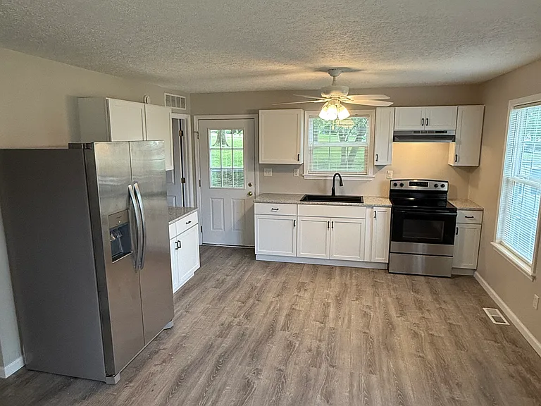 209 N Center St — Photo 2