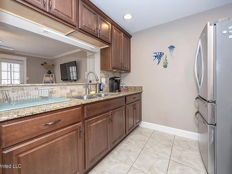 2421 Beachview Dr — Photo 11