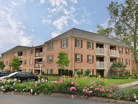 4th image of 892 Chatham Ln Unit W