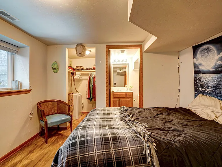 647 N Walton Dr — Photo 22