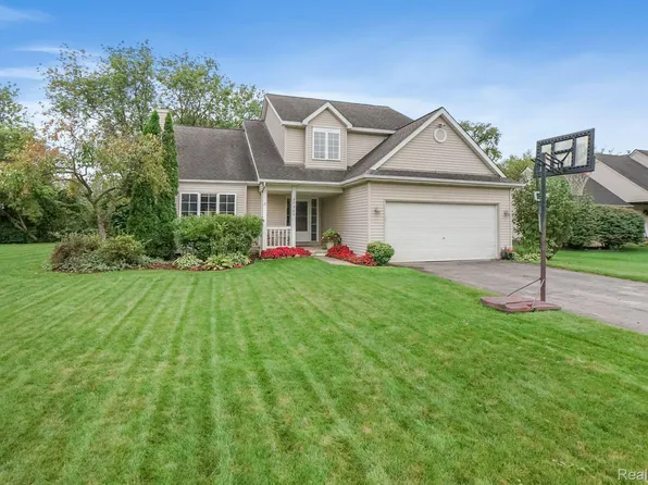 57963 Apple Ln, New Hudson, MI 48165