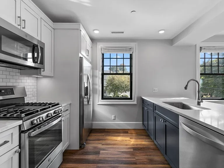 "Newport" -2BR / 2BA / OFFICE @ 87 East Ave