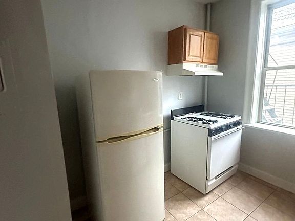 3rd image of 24 50th St APT B3