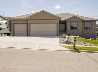 3935 Crest Cir, Bismarck, ND 58503