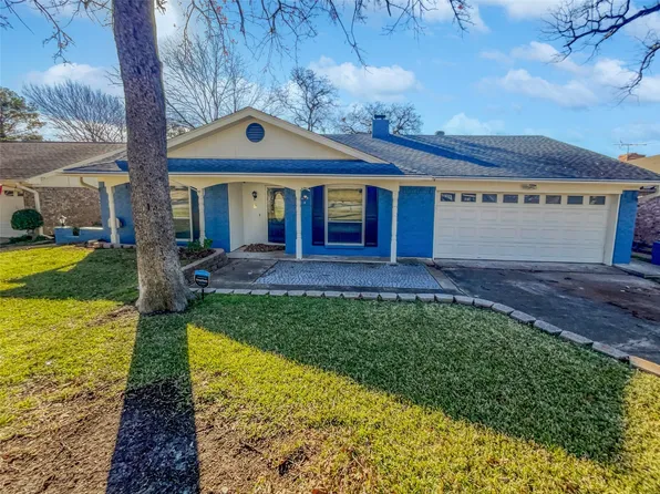 836 Spring Lake Dr, Bedford, TX 76021