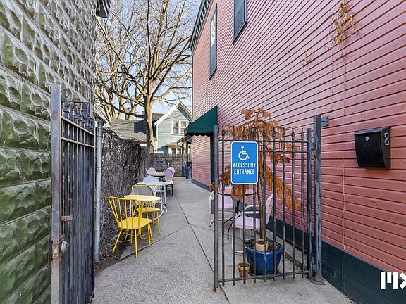4th image of 1035 Wealthy St SE