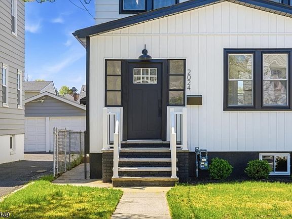 3rd image of 2024 Balmoral Ave