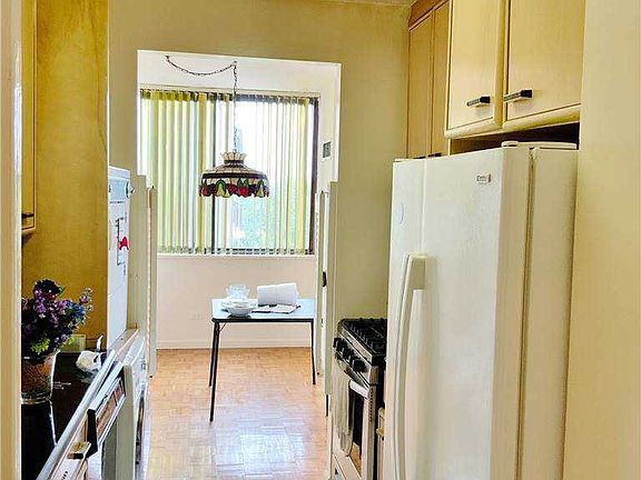 5th image of 27010 Grand Central Pkwy APT 5S