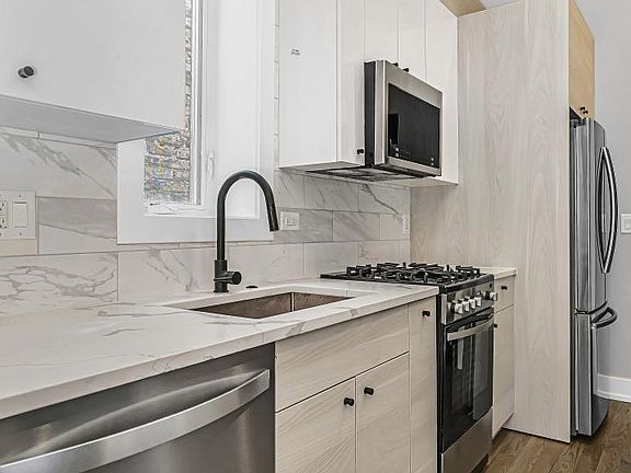 2nd image of 721 W Melrose St #3R