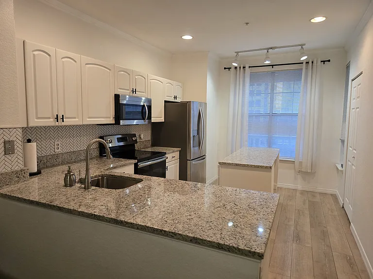 796 N Orange Ave #402 — Photo 7