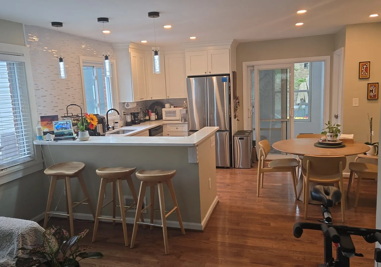 4 bed, 936 sqft, $3,100 — Photo 2