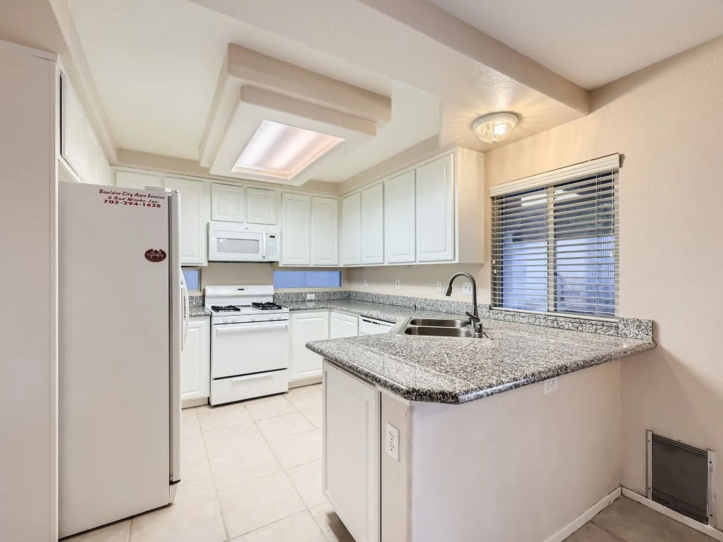 Nice 4 bedroom with a pool in Silverado Ranch area — Photo 4