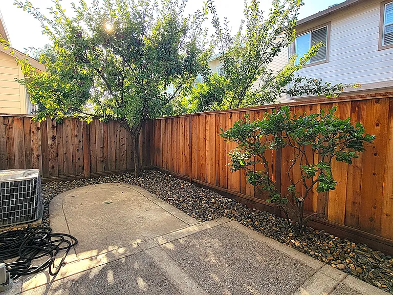 925 Gates St — Photo 45