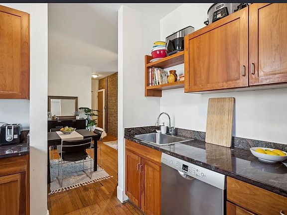 4th image of 7025 N Sheridan Rd APT 3N