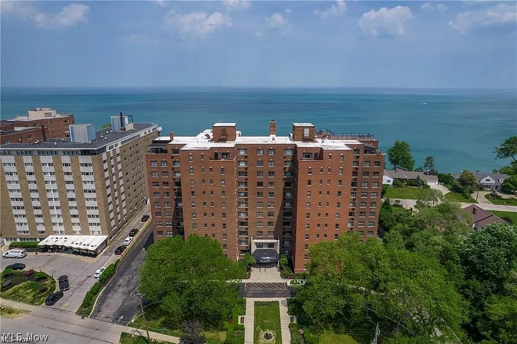 2 bed, 1.0 bath, 841 sqft, $1,700 — Photo 2
