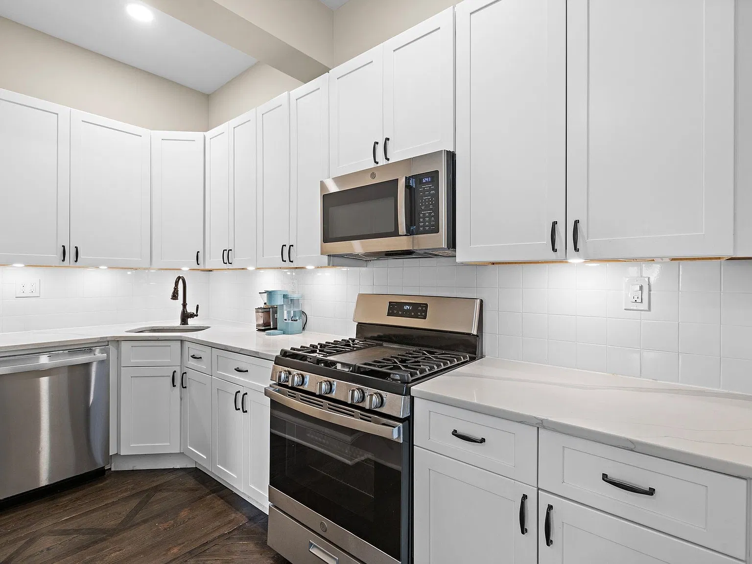 3 bed, 2.0 bath, 1400 sqft, $3,500 — Photo 3